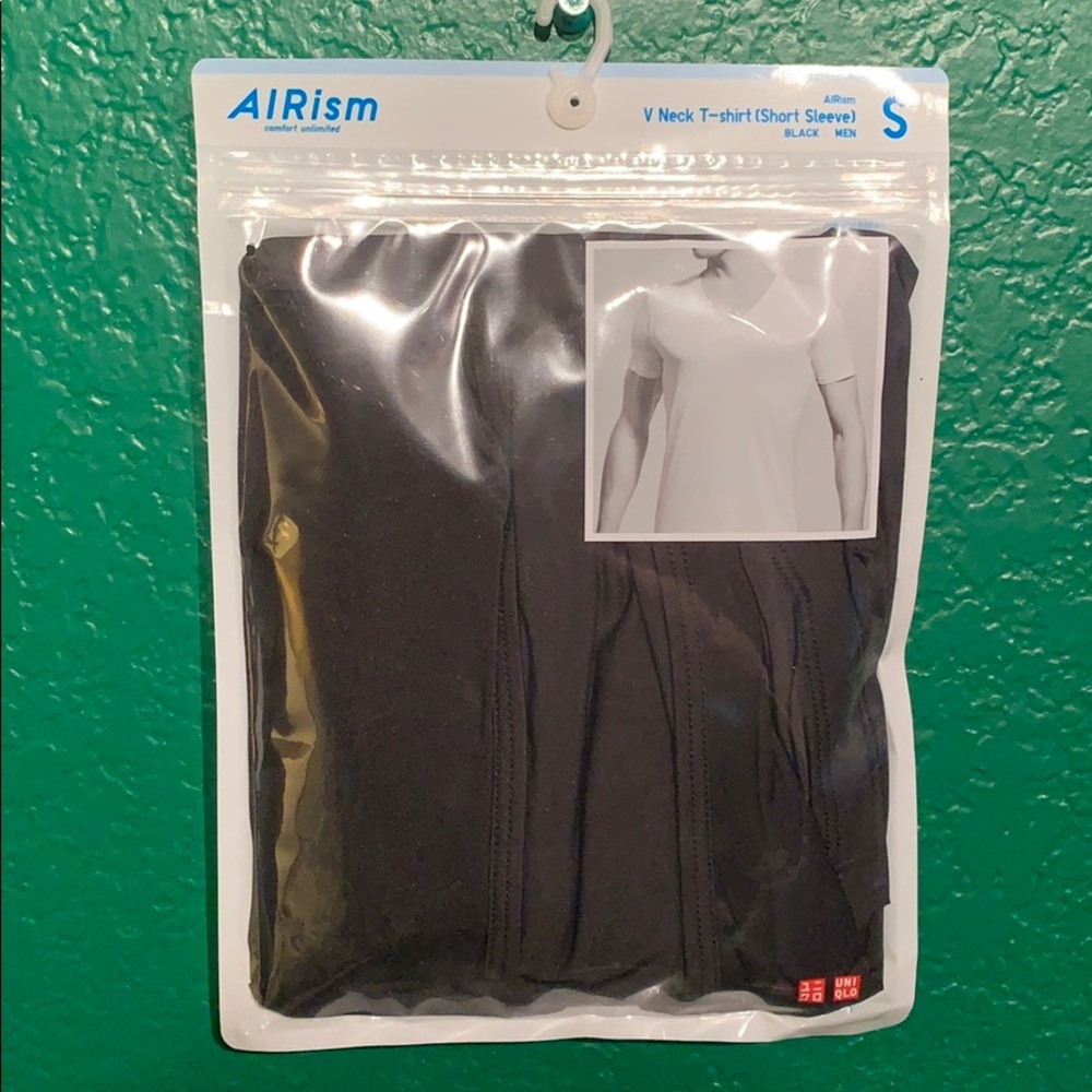 Uniqlo | AIRism V neck tee/undershirt